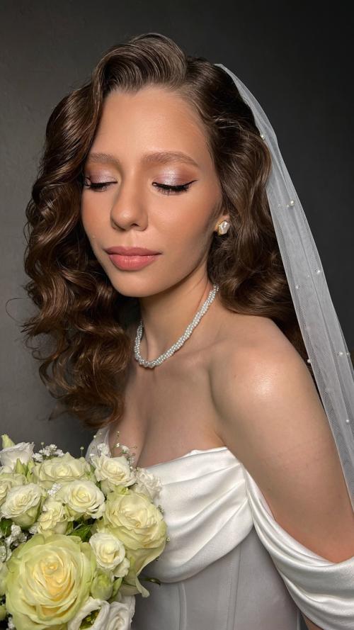 Макияж и прическа на свадьбу играют ключевую роль в создании образа невесты, подчеркивая ее красоту и индивидуальность. 03