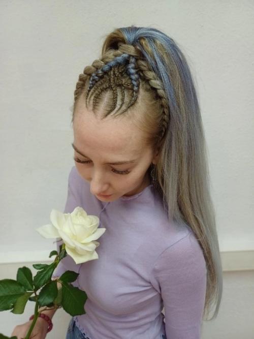 Скоро в школу, у мам много забот, глаз дёргается, а ещё снова вставать, заплетать сонного ребёнка. 02