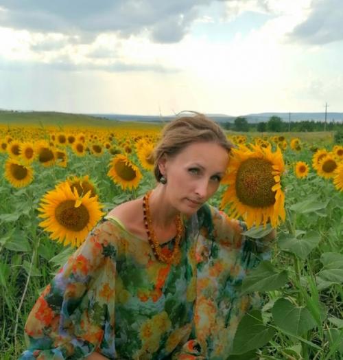 Ну и в завершении этого хвалынского дня - фото в подсолнухах. 03