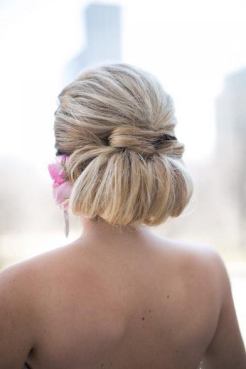 Выбирая свадебную прическу, многие невесты предпочитают романтичным распущенным локонам собранные волосы. 04
