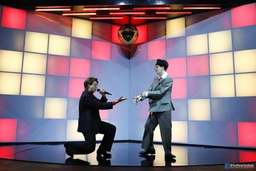 Просто подумайте.   Парни часто в костюмах светятся. 02