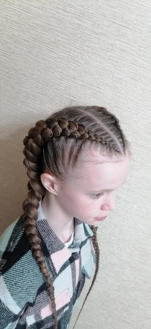 Скоро в школу, у мам много забот, глаз дёргается, а ещё снова вставать, заплетать сонного ребёнка. 04