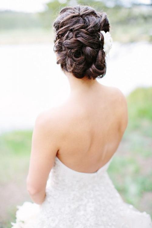 Выбирая свадебную прическу, многие невесты предпочитают романтичным распущенным локонам собранные волосы. 02