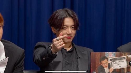 Просто подумайте.   Парни часто в костюмах светятся. 06