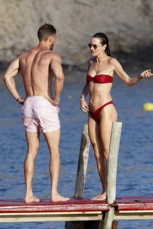 Бывший жених Виктории Бони и отец ее дочки Анжелины отдыхает с топ-моделью Алессандрой амбросио. 01