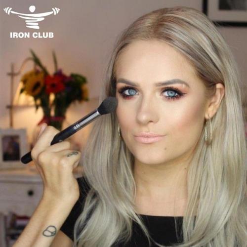 Это 25-летняя Джордан бон (Jordan Bone) из норфолка и она является одной из самых популярных бьюти - блогерш в интернете. 01 Это 25-летняя Джордан бон (Jordan Bone) из норфолка и она является одной из самых популярных бьюти - блогерш в интернете. 01