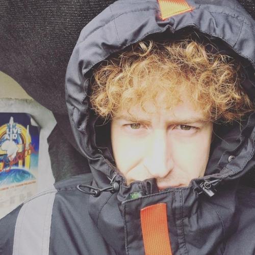 Гвил поздравил Джо с днём рождения в своём инстаграм аккаунте и теперь нам доступно ещё несколько фото со времён одуванчиковой прически. 04