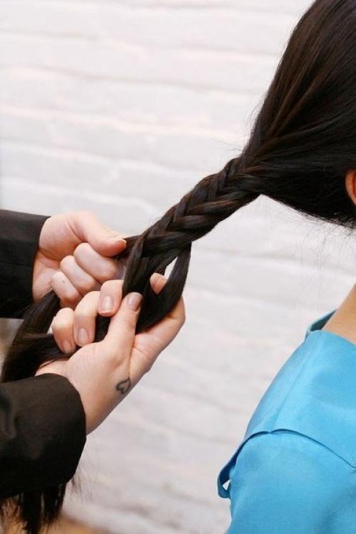 Очень красивая и простая в исполнении прическа. 02