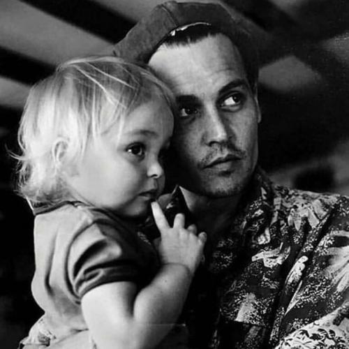 В 2008 году Джонни депп пожертвовал 1 миллион евро детской больнице в Лондоне! 01