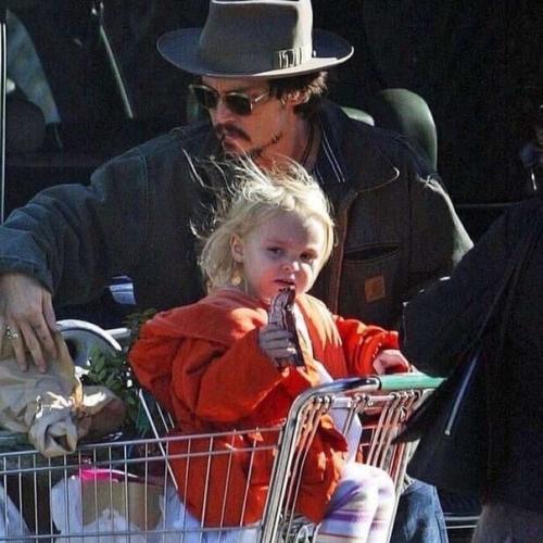 В 2008 году Джонни депп пожертвовал 1 миллион евро детской больнице в Лондоне! 04