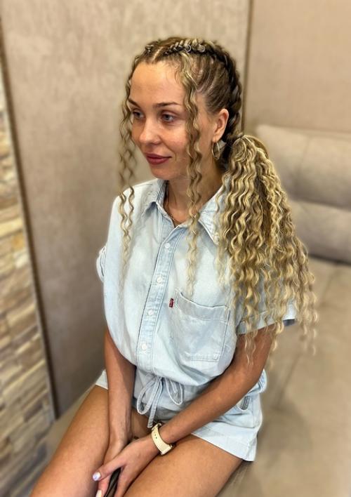 Как же празднично смотрится прическа косы с локонами! 02